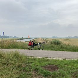Der auf dem Liegerad