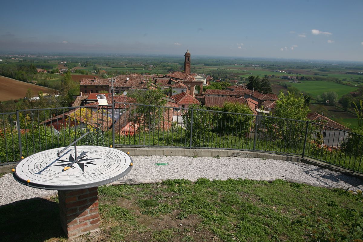 Elogio della Rocca di Pecetto (e del pontile di Mugarone)