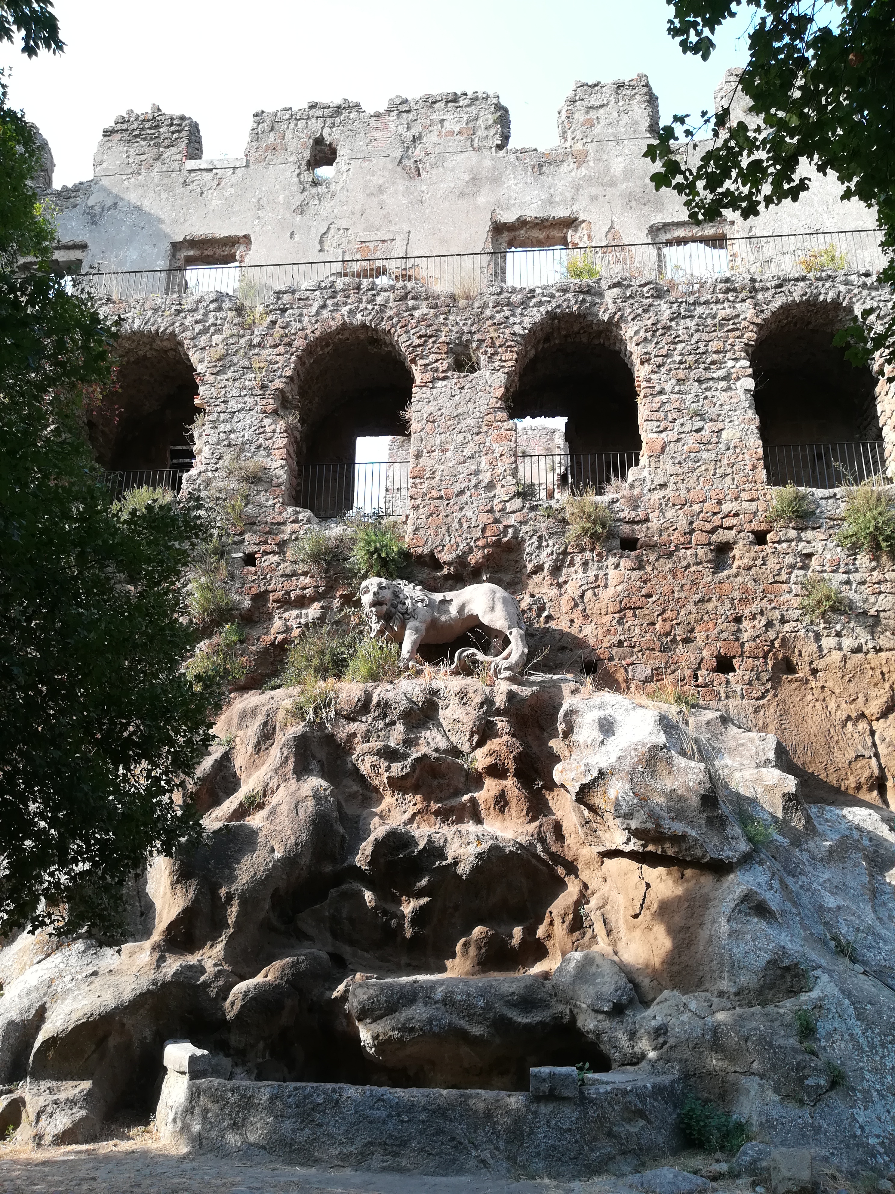 Hebe Bild 6 entlang der Bikemap-Route "Camminata Cascate Diosilla - Monterano antica" hervor