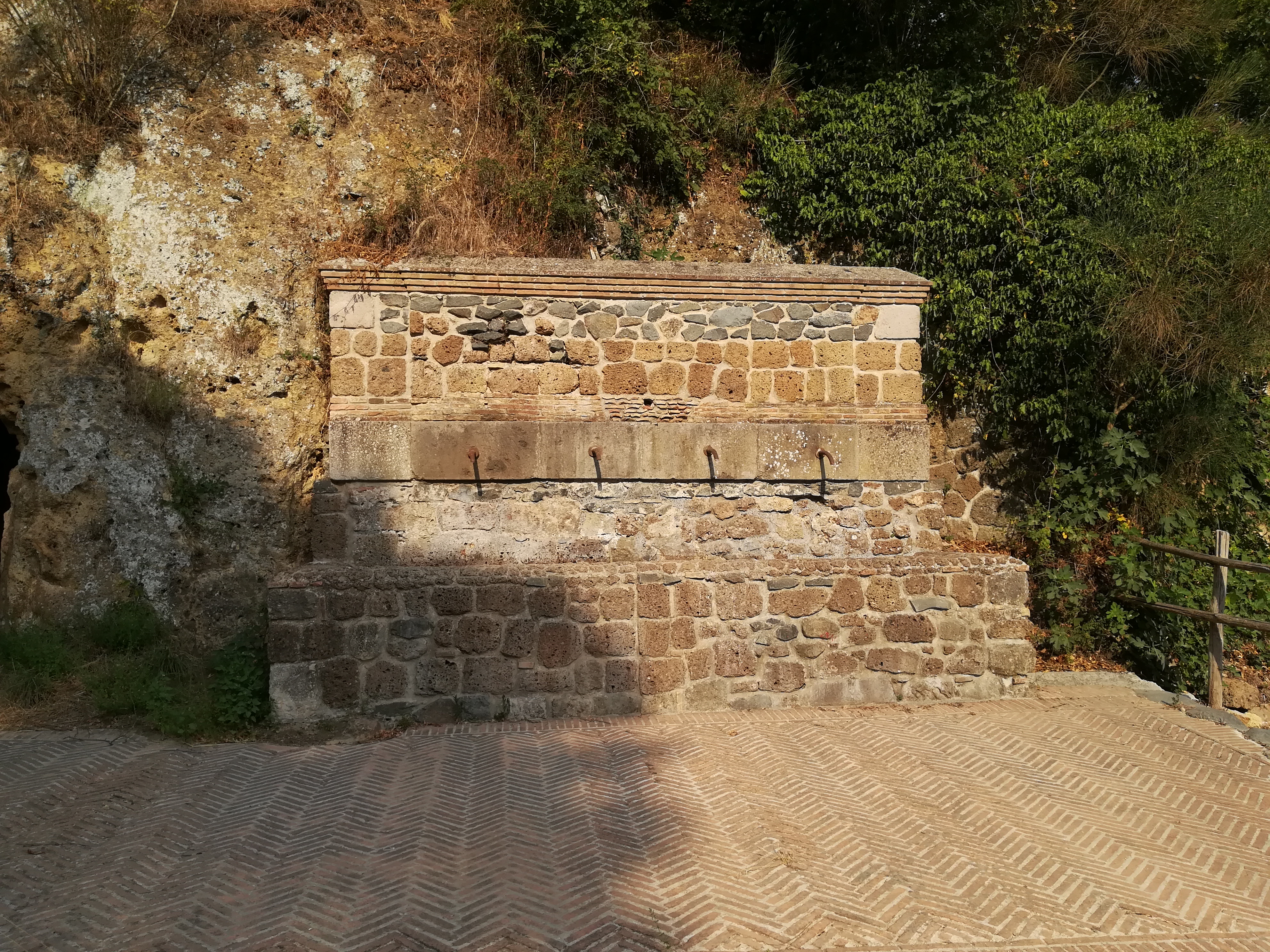 Hebe Bild 2 entlang der Bikemap-Route "Camminata Cascate Diosilla - Monterano antica" hervor
