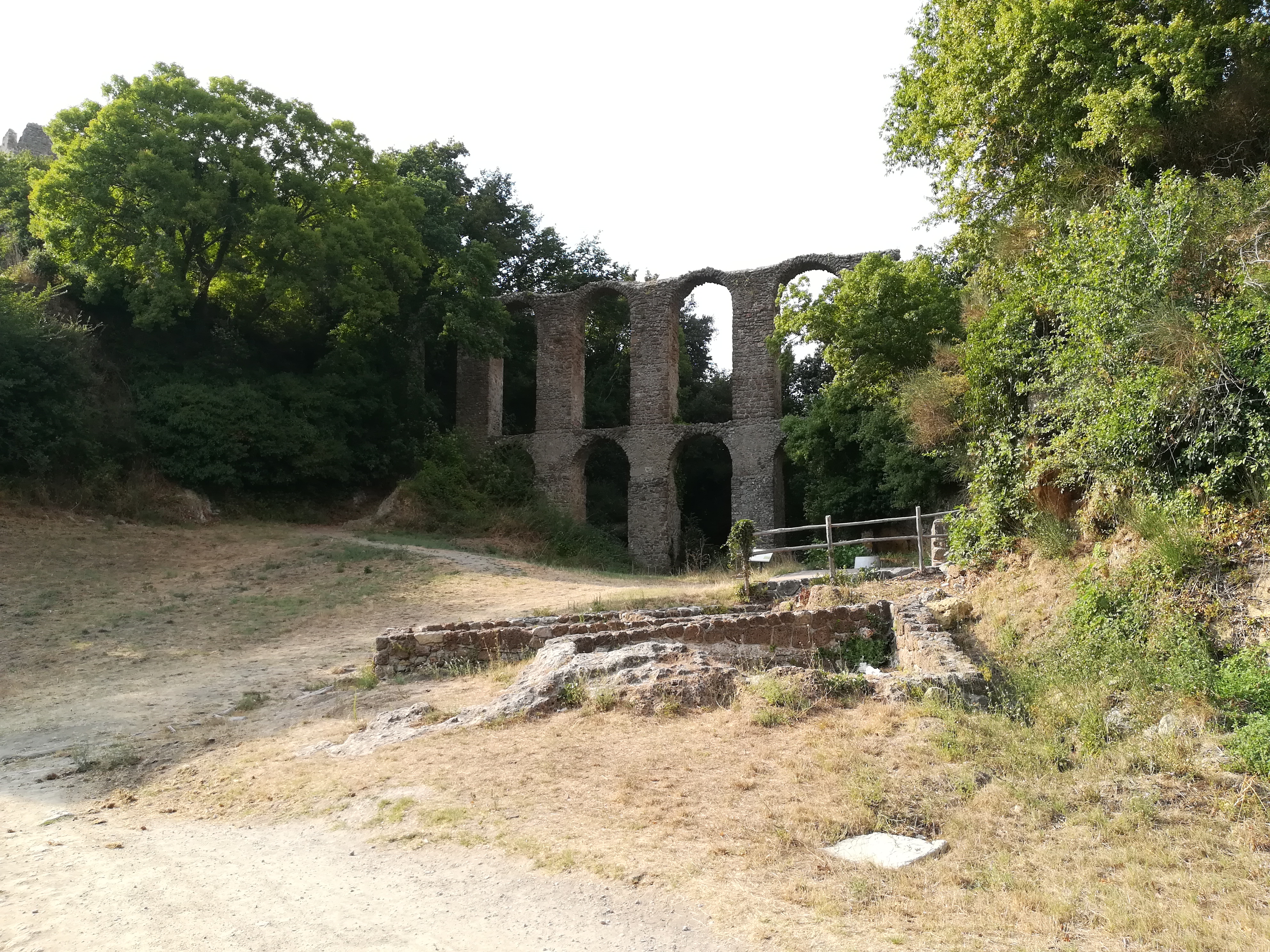 Hebe Bild 3 entlang der Bikemap-Route "Camminata Cascate Diosilla - Monterano antica" hervor