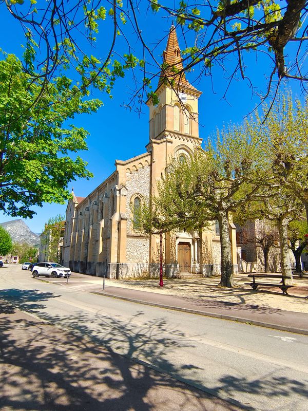 Avenue du Sert 2, Saint-Jean-en-Royans nach Avenue du Sert 4, Saint-Jean-en-Royans