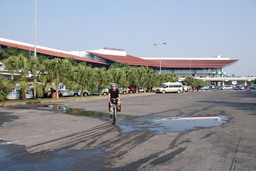 Hebe Bild 1 entlang der Bikemap-Route "Hanoi Flughafen - Innenstadt" hervor