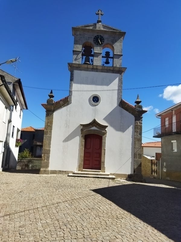 De Avenida 25 de Abril 118, Moimenta da Beira a Avenida 25 de Abril 116, Moimenta da Beira