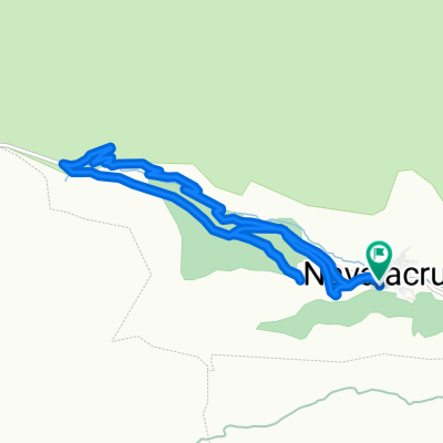 Repetidor nuevo, sierra y carretera antigua.