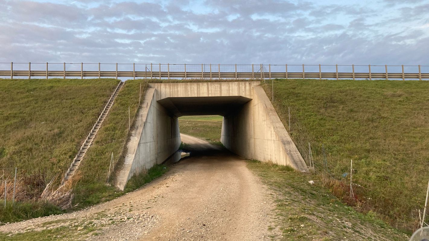 Valea Autostrăzii - drumul pietruit de langa autostrada de la Luna de Sus la Tureni
