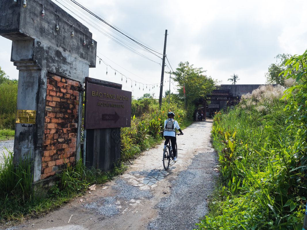 Saigon Bridge to Ao Dai Museum | Router for bicycle