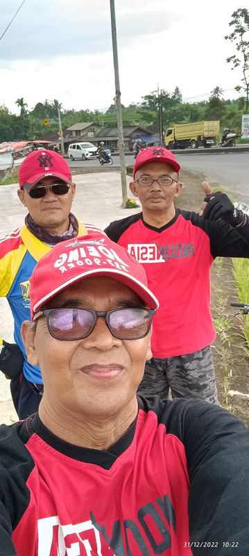 3V9H+5WF, Kecamatan Gunung Guruh to Jalan Perum Mangkalaya 1, Kecamatan Gunung Guruh