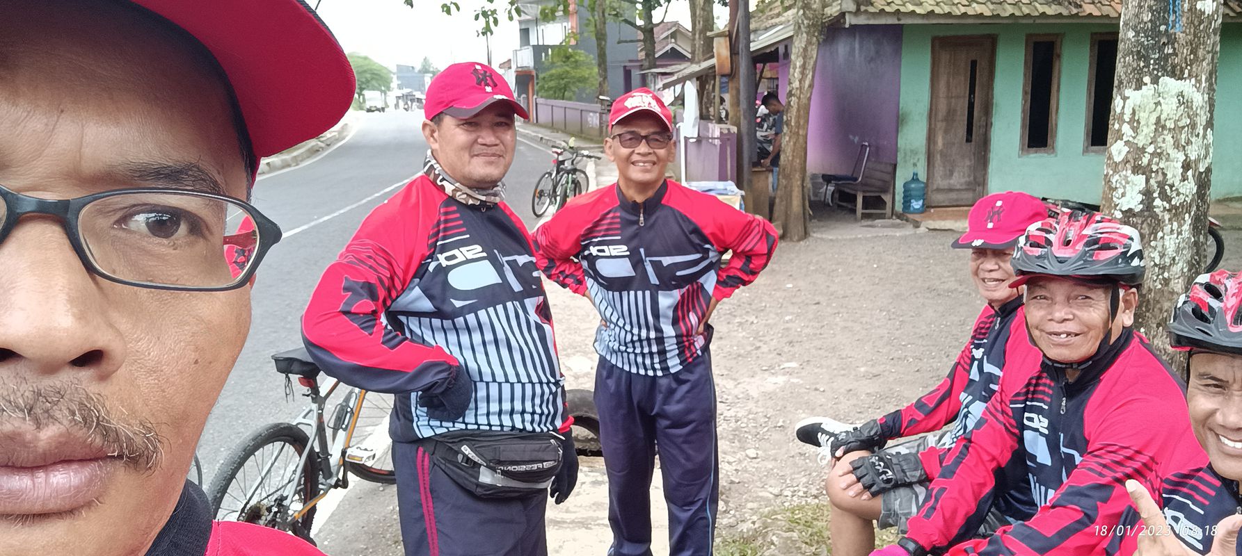 3V9H+5RG, Kecamatan Gunung Guruh to Jalan Perum Mangkalaya 1, Kecamatan Gunung Guruh