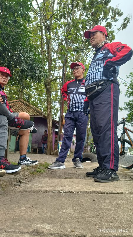 3V9H+5RG, Kecamatan Gunung Guruh to Jalan Perum Mangkalaya 1, Kecamatan Gunung Guruh