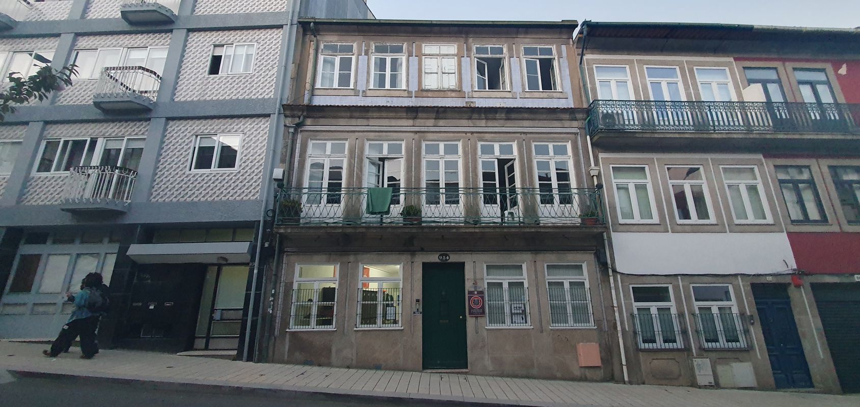 De Avenida do Atlântico 25, Ovar a Rua do Barão de Forrester 885, Porto