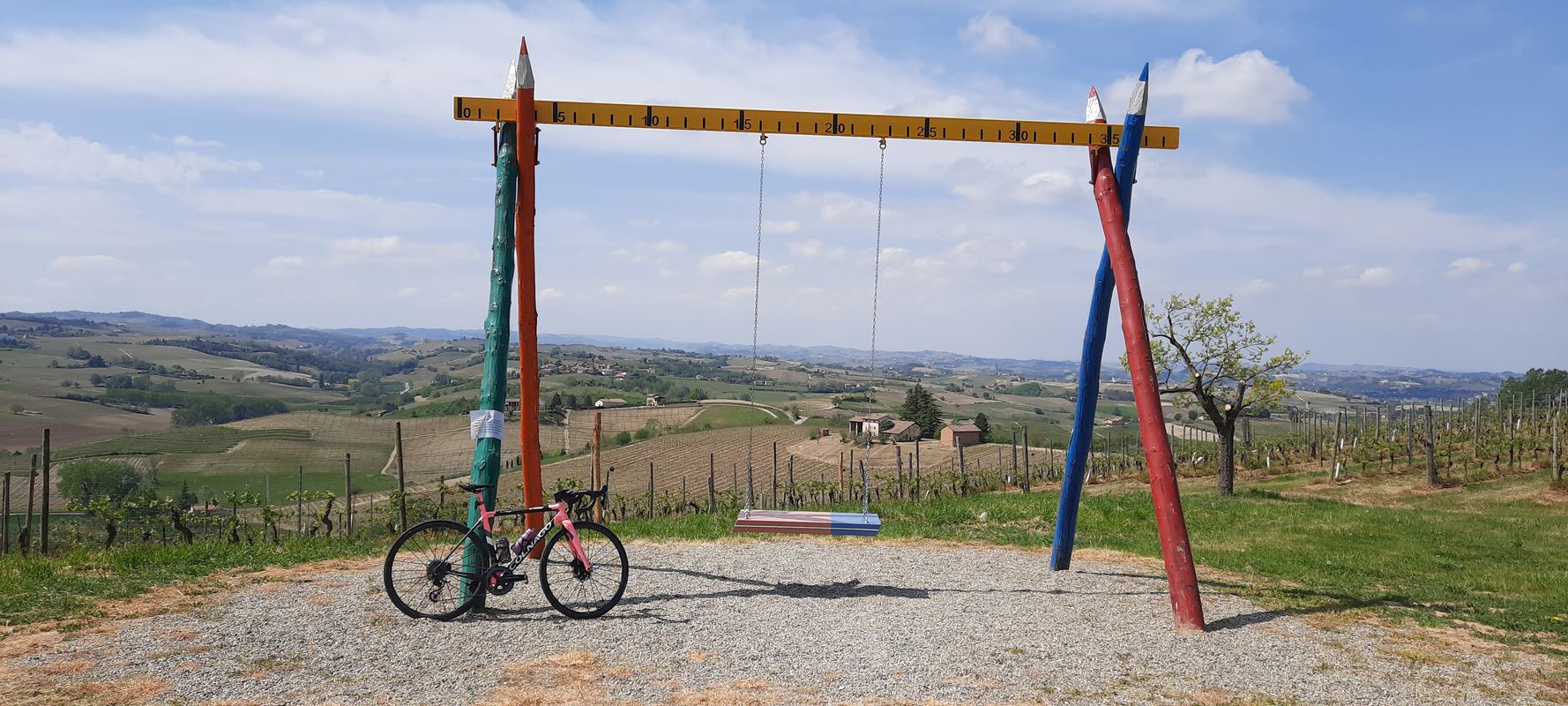 nelle colline silenziose tra Babaci ,altalene e panchine giganti