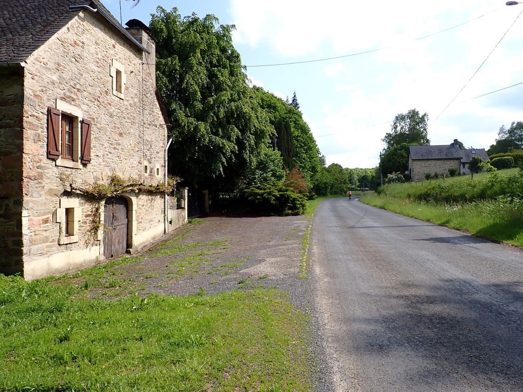 Albussac (Les Quatre Routes) - Circle through Tulle