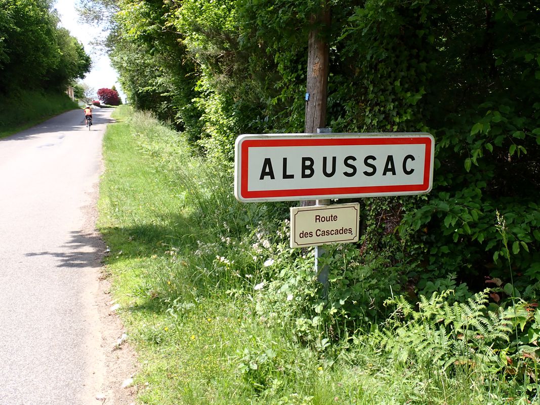 Albussac (Les Quatre Routes) - Circle through Neuville