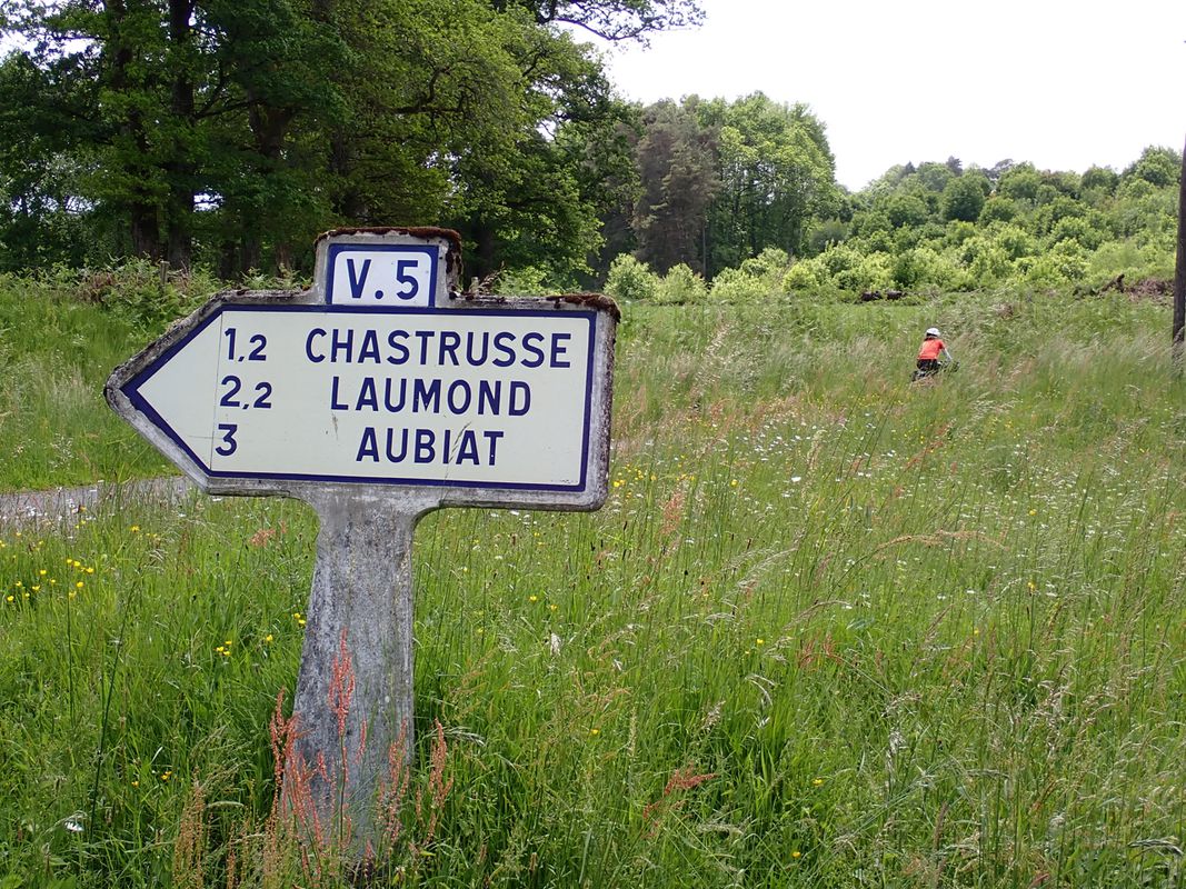 Albussac (Les Quatre Routes) - Circle through Neuville