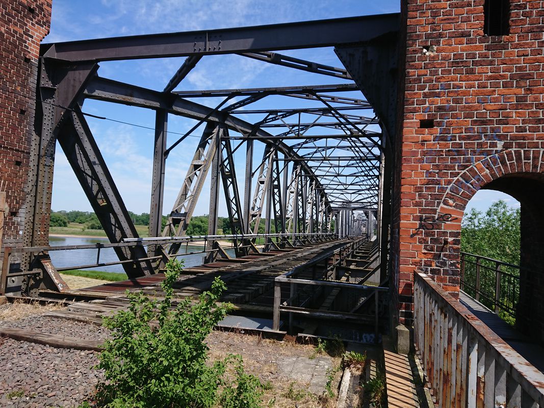 Burg (Magdeburg), Burg (bei Magdeburg) nach Am Bahnhof 1, Coswig (Anhalt)
