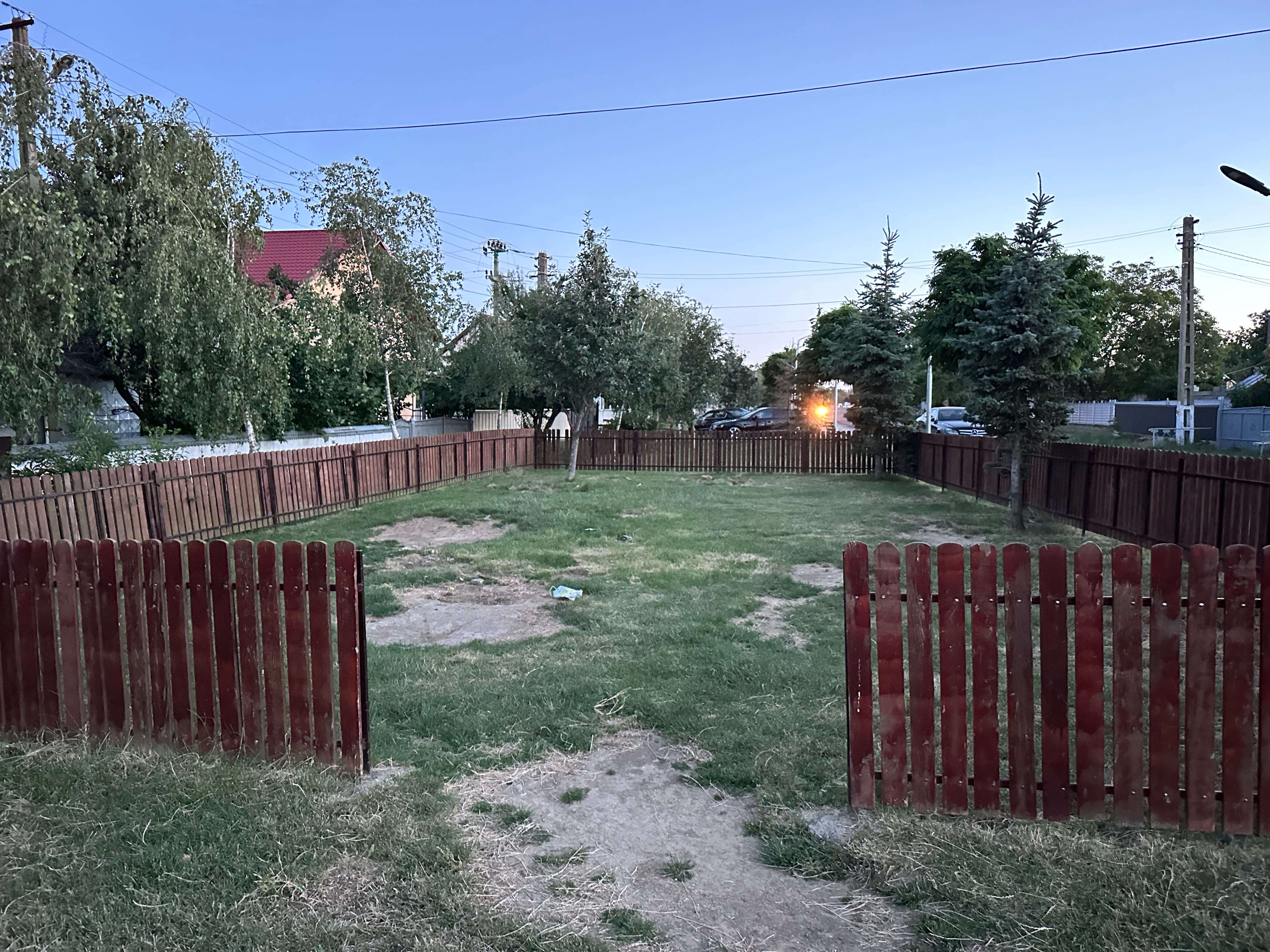 Gard Versace și panouri cu asfaltări, unde numai s-au pus semne cu strada