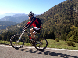 Hebe Bild 2 entlang der Bikemap-Route "The Famous Tremalzo Road" hervor