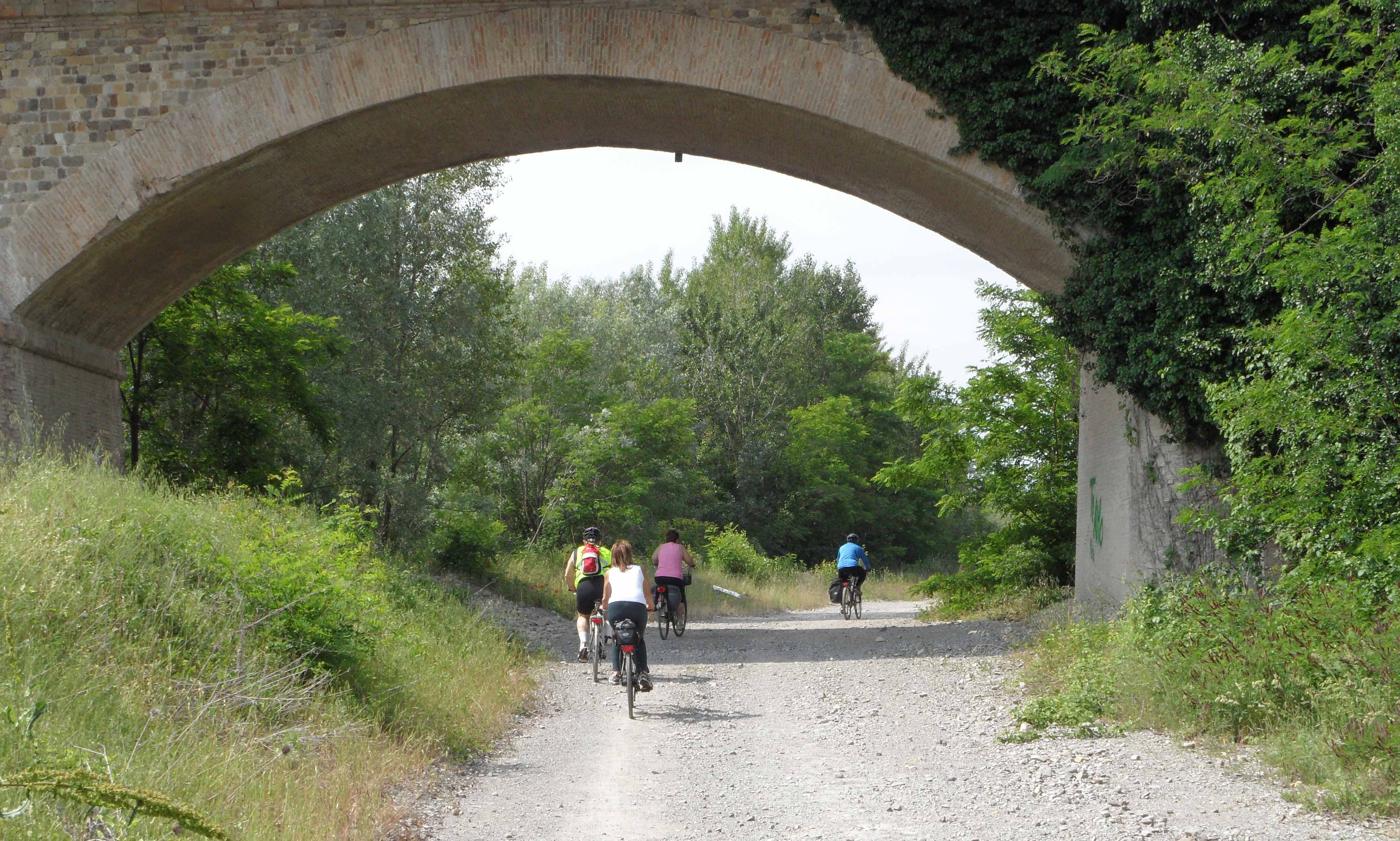 Hebe Bild 5 entlang der Bikemap-Route "1 Oct Parma to Reggio Emilia via Montechiarugolo -Montecchio" hervor