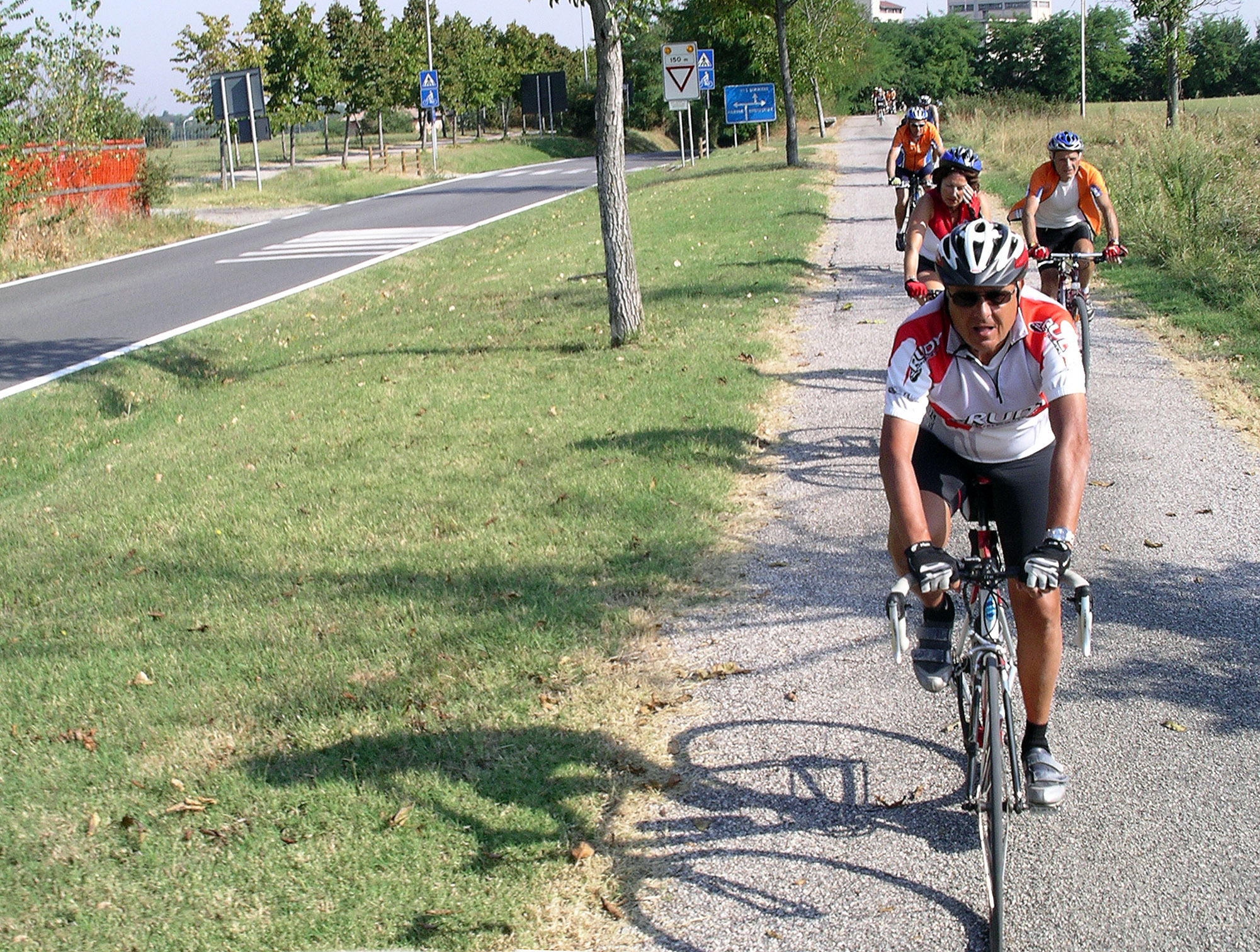 Hebe Bild 3 entlang der Bikemap-Route "1 Oct Parma to Reggio Emilia via Montechiarugolo -Montecchio" hervor