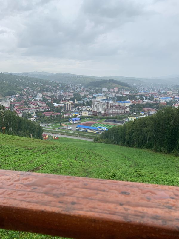По городу