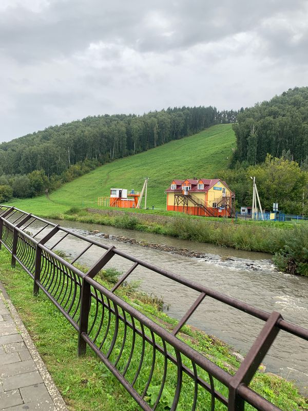 По городу