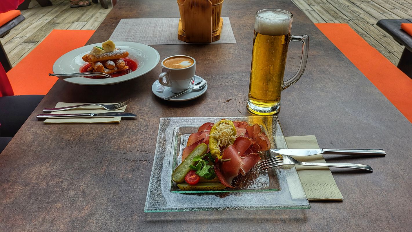 Erst zur Pollesalm (leider schon geschlossen) und dann zur Feuersteinhütte