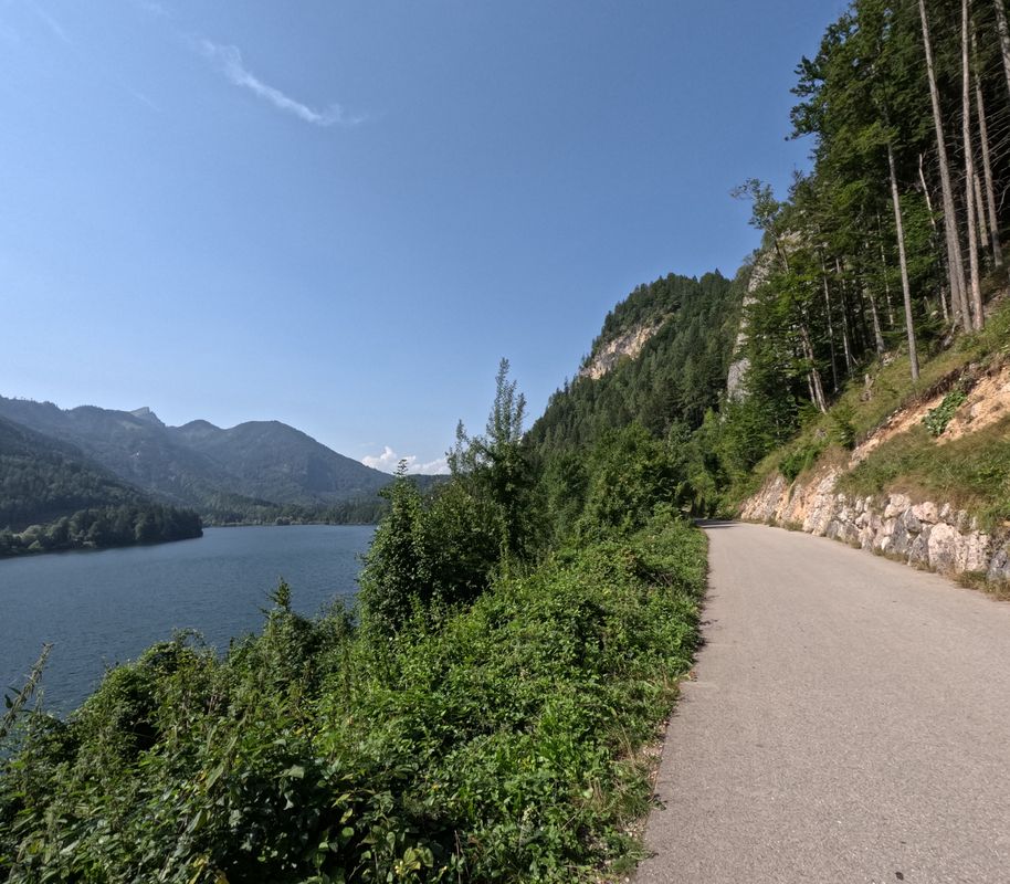 Blick auf den Schwarzensee – Radweg entlang der Ischl Runde von Bad Ischl. 🚴🚴‍♂️