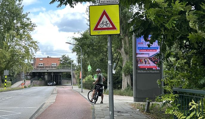 Photo 2 of the Bikemap route "Gevers Deynootweg, La Haya a Leidsekade, Ámsterdam"