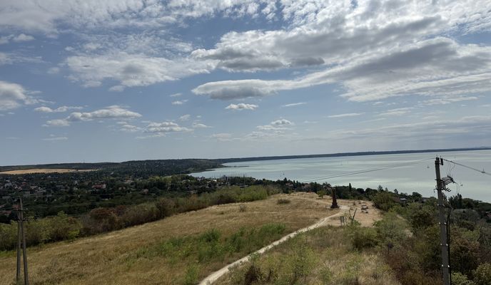 Foto 1 der Bikemap-Route "Balaton körút, Balatonfűzfő - Parti sétány, Balatonfűzfő" Foto 1 der Bikemap-Route "Balaton körút, Balatonfűzfő - Parti sétány, Balatonfűzfő"