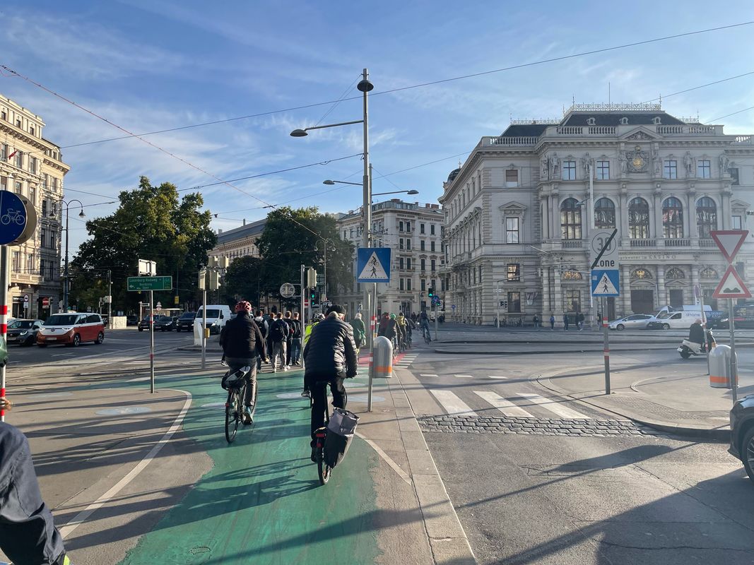 Vom Hauptbahnhof über die Argentinierstraße in die Innenstadt