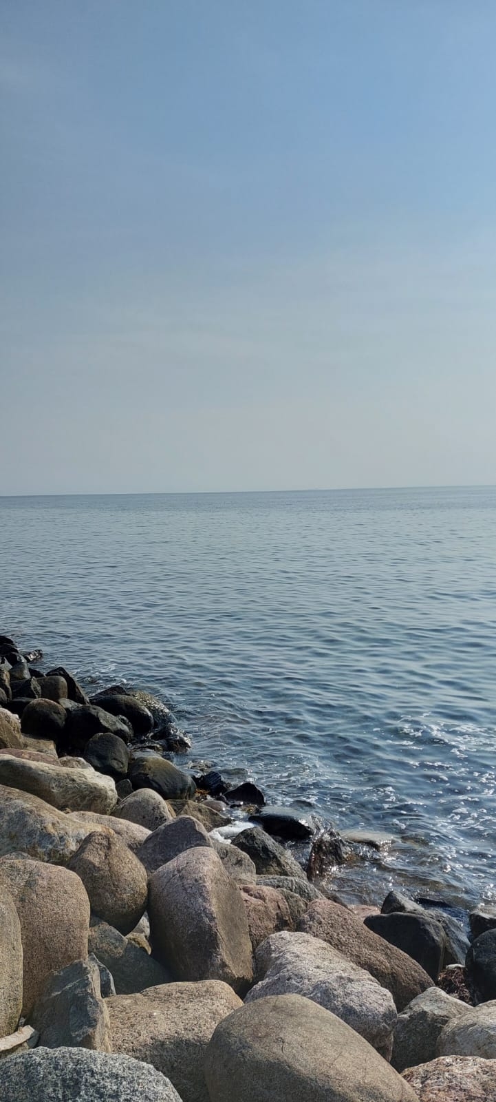 Schöner Radweg am Meer entlang