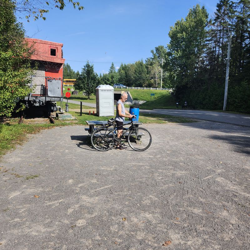 De Avenue De L'Église South à Route de l'Aéroport