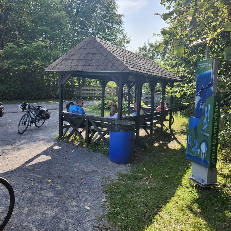 De Avenue De L'Église South à Route de l'Aéroport