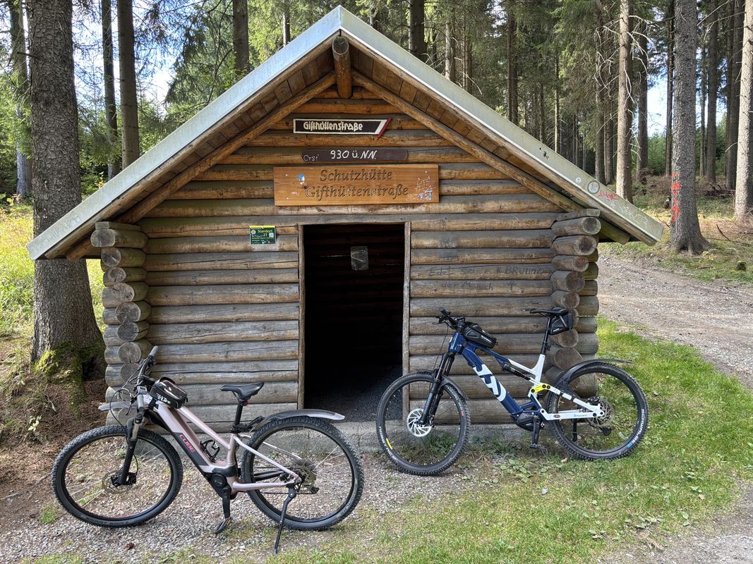 Zum Sportplatz, Thum nach Zum Sportplatz, Thum