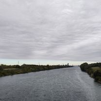 Gravel und Asphalt am Nachmittag.