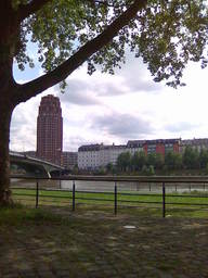 Hebe Bild 2 entlang der Bikemap-Route "Frankfurt Marathon" hervor