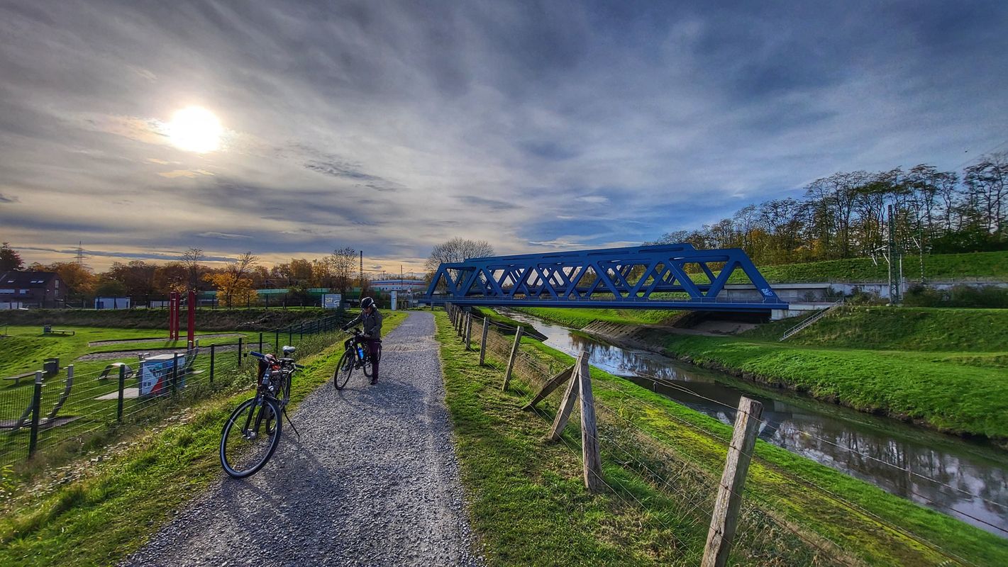 mit dem Rad von Oberhausen am Rhein-Herne-Kanal entlang