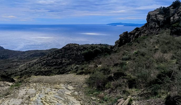 Zdjęcie 1 trasy Bikemap „17 Roses Dolmens Fràgam Pas-del-Llop Puig-Alt-Sud Pla-de-Les-Gates Puig-del-Gall Mas-de-la-Torre Montjoi Rec-de-la-Murtra Puig-R”