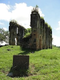Hebe Bild 1 entlang der Bikemap-Route "Rota FelipeBarroso / Cachoeiras - Centro x Faraó x Japuiba x Papucaia - Ruína do Convento da Santíssima Trindade" hervor