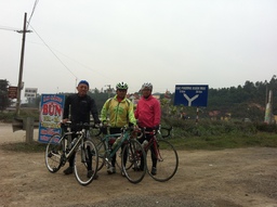 Hebe Bild 1 entlang der Bikemap-Route "Duong Hochiminh di Cuc Phuong" hervor Hebe Bild 1 entlang der Bikemap-Route "Duong Hochiminh di Cuc Phuong" hervor