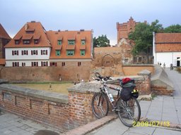 Hebe Bild 14 entlang der Bikemap-Route "Warszawa - Toruń" hervor