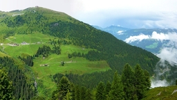 Hebe Bild 16 entlang der Bikemap-Route "Zillertal-Z Aschau okruh po Zillertaler Höhenstrasse" hervor