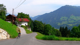 Hebe Bild 3 entlang der Bikemap-Route "Zillertal-Z Aschau okruh po Zillertaler Höhenstrasse" hervor