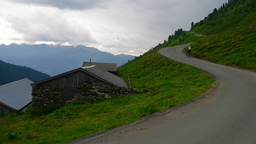 Hebe Bild 13 entlang der Bikemap-Route "Zillertal-Z Aschau okruh po Zillertaler Höhenstrasse" hervor