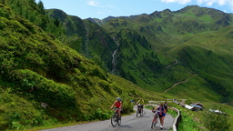 Hebe Bild 14 entlang der Bikemap-Route "Zillertal-Z Aschau okruh po Zillertaler Höhenstrasse" hervor