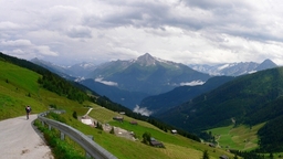 Hebe Bild 24 entlang der Bikemap-Route "Zillertal-Z Aschau okruh po Zillertaler Höhenstrasse" hervor