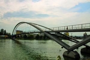 Hebe Bild 3 entlang der Bikemap-Route "39_Rheinfelden – Basel – Bad Bellingen" hervor