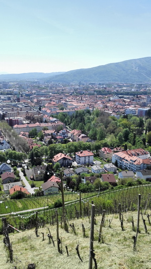 Hebe Bild 23 entlang der Bikemap-Route "Maribor with Piramida and town center" hervor Hebe Bild 23 entlang der Bikemap-Route "Maribor with Piramida and town center" hervor