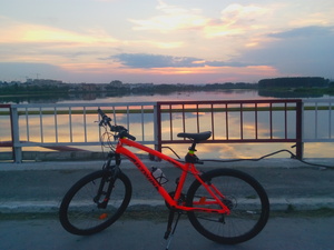 Hebe Bild 1 entlang der Bikemap-Route "Ruta aleatoare  Pitești" hervor